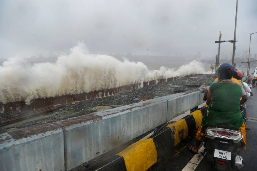 ارتطام الأمواج