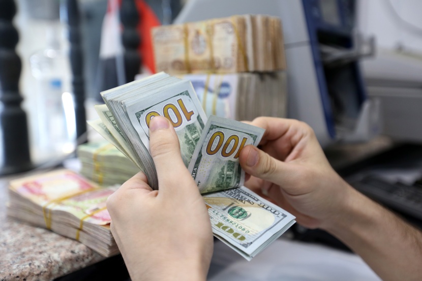 الدولار يصعد مع تجدد التوتر الأمريكي الصيني والأنظار تترقب أرقام الوظائف