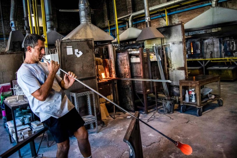 تحت جسر .. حرفيو زجاج يمارسون مهنتهم بأساليب عمرها قرون