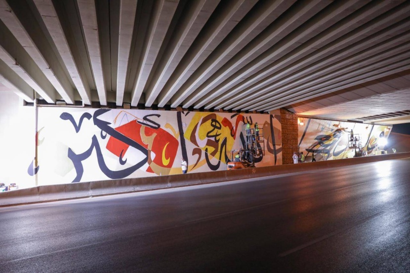 سعوديون يزينون ميادين وطرق الرياض برسوماتهم الفنية الوطنية