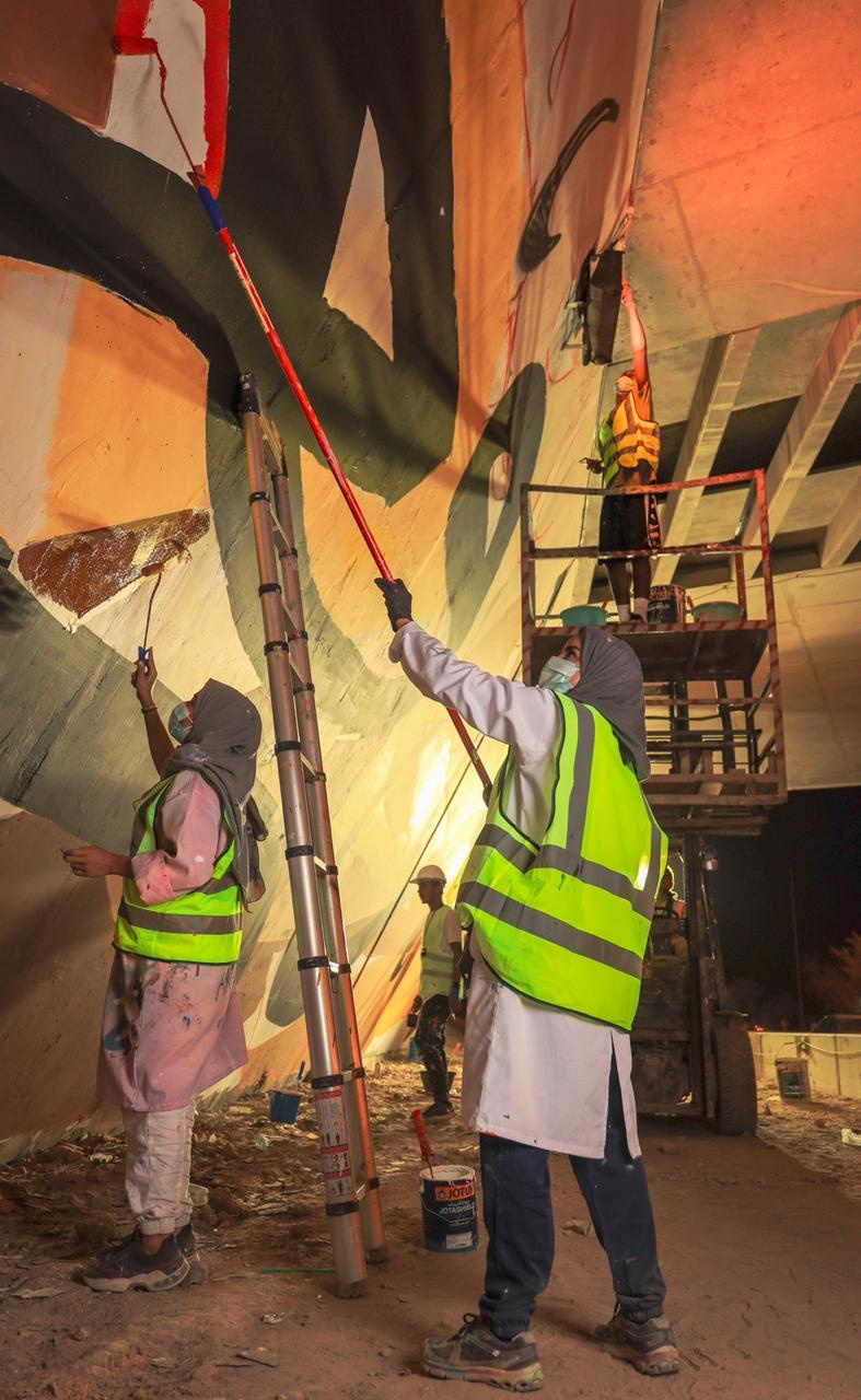 سعوديون يزينون ميادين وطرق الرياض برسوماتهم الفنية الوطنية