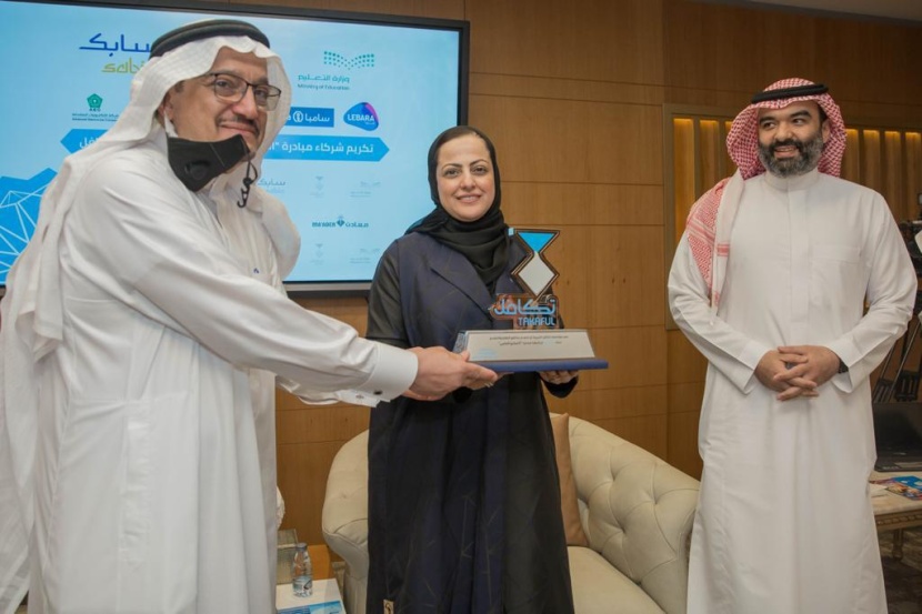 "التعليم" تكرم "سامبا" لدعمها مبادرة "تكافل" لتوفير أجهزة لوحية لطلاب المدارس المحتاجين