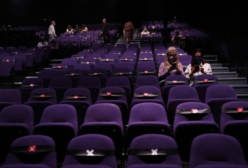 عودة خجولة للمسرح الاستعراضي في لندن بعد أشهر من الإغلاق