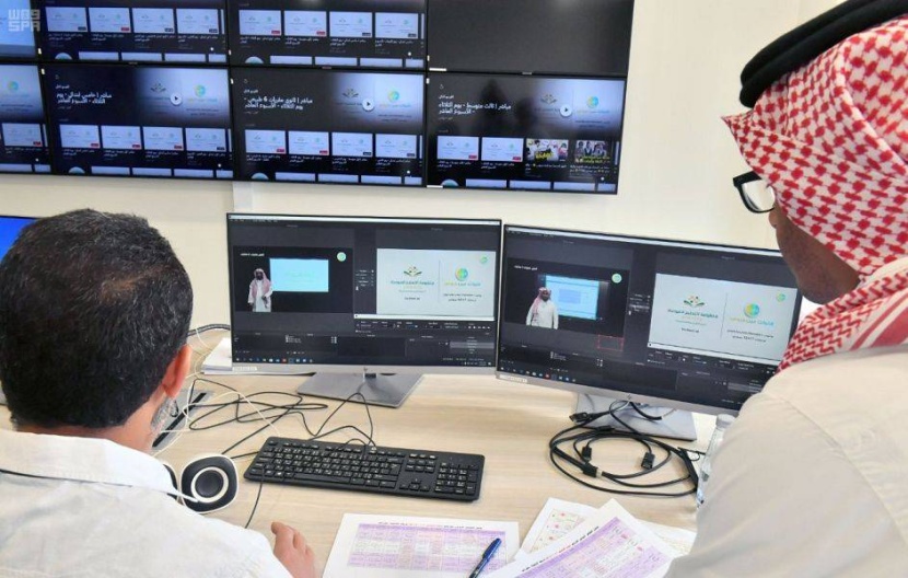 منصات استشارية لتقديم الدعم النفسي للطلاب وأسرهم