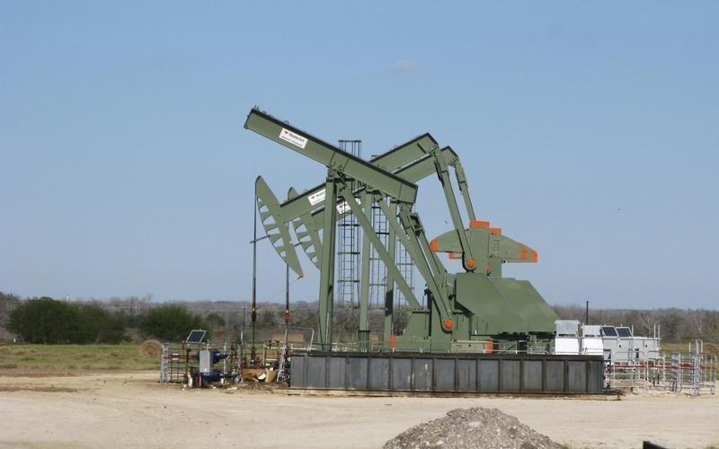 النفط يعكس مساره ويهبط 1.5% مع نزول الطلب الأمريكي على البنزين 