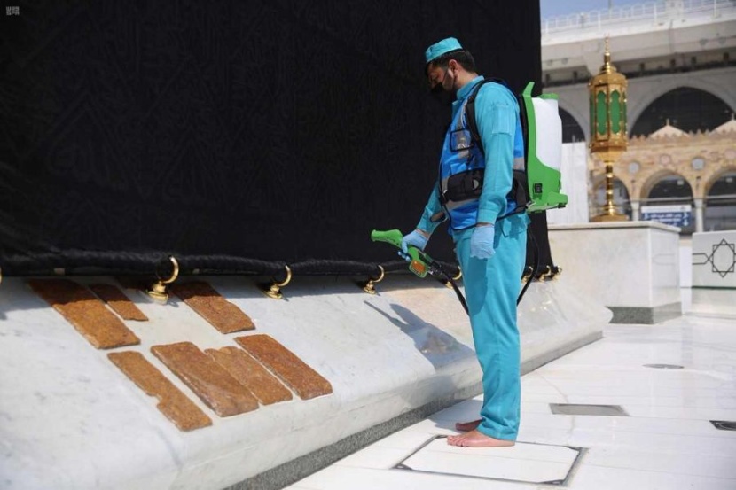 "شؤون الحرمين" تكثف عمليات تعقيم ثوب وسلم الكعبة المشرفة وصحن المطاف