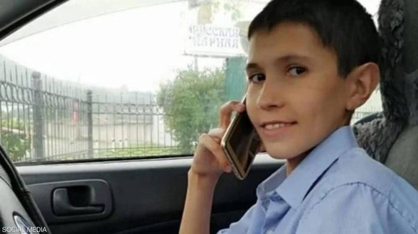 رجل عمره في الـ 30 لكنه يبدو طفلا