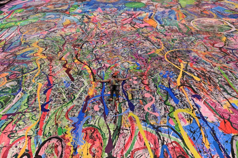 فنان بريطاني في دبي يسعى لتسجيل رقم قياسي لأكبر لوحة على القماش   