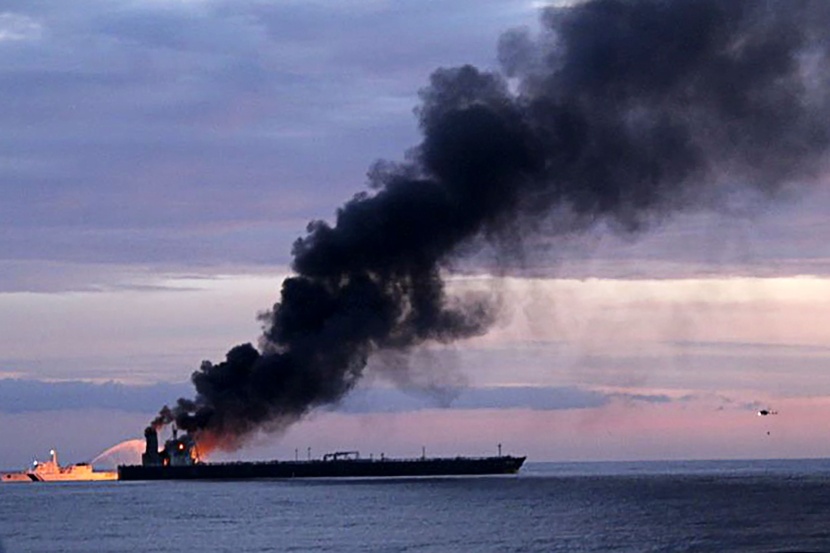  استمرار اشتعال النيران في ناقلة نفط عملاقة عند سواحل سريلانكا  