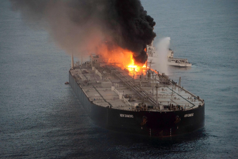  استمرار اشتعال النيران في ناقلة نفط عملاقة عند سواحل سريلانكا  