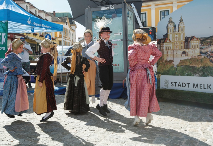 نمساوي يحطم رقما قياسيا بالوقوف أكثر من ساعتين في صندوق مملوء بالثلج 