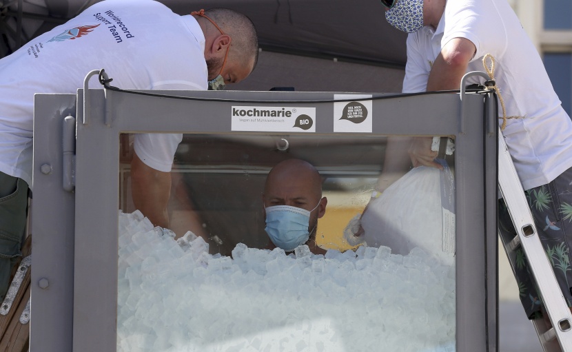 نمساوي يحطم رقما قياسيا بالوقوف أكثر من ساعتين في صندوق مملوء بالثلج 