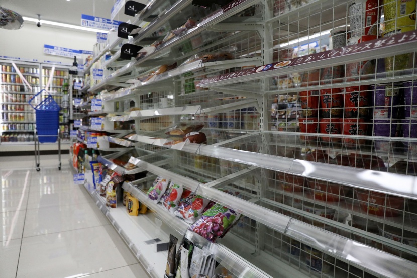  أرفف أحد المتاجر جنوب اليابان خالي من المواد الغذائية  بعد تحذيرات المسؤولين من اقتراب إعصار هايشن