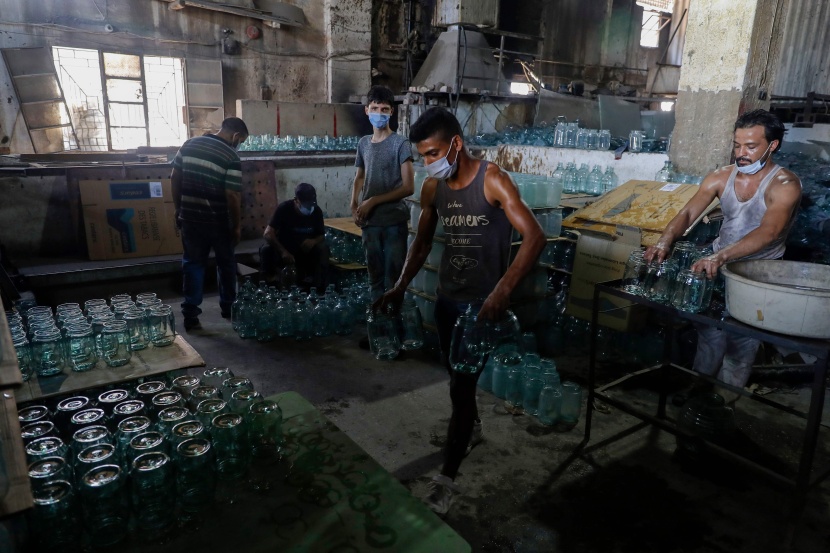 لبنانيون يحولون زجاج بيروت المحطم جراء الانفجار إلى أباريق وأوعية