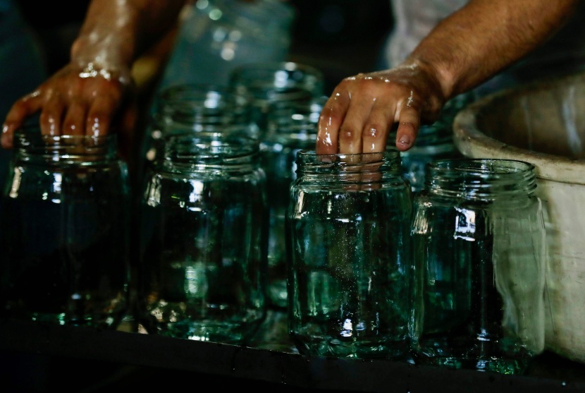 لبنانيون يحولون زجاج بيروت المحطم جراء الانفجار إلى أباريق وأوعية