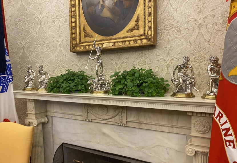 ترمب يثير الجدل كعادته .. أعجب بقطع في باريس فعاد بها إلى واشنطن