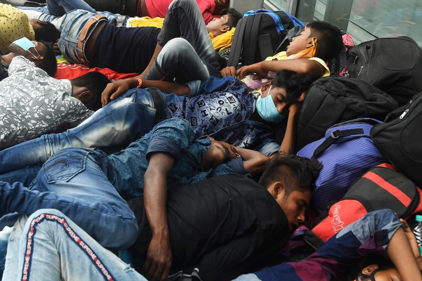 عمال يغطون في نوم عميق بعد إلغاء رحلاتهم الجوية في أحد مطارات الهند كأجراء وقائي مع استمرار ارتفاع اصابات كورونا. 