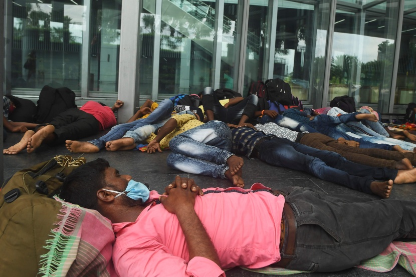 عمال يغطون في نوم عميق بعد إلغاء رحلاتهم الجوية في أحد مطارات الهند كأجراء وقائي مع استمرار ارتفاع اصابات كورونا. 