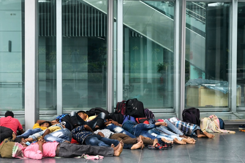 عمال يغطون في نوم عميق بعد إلغاء رحلاتهم الجوية في أحد مطارات الهند كأجراء وقائي مع استمرار ارتفاع اصابات كورونا. 