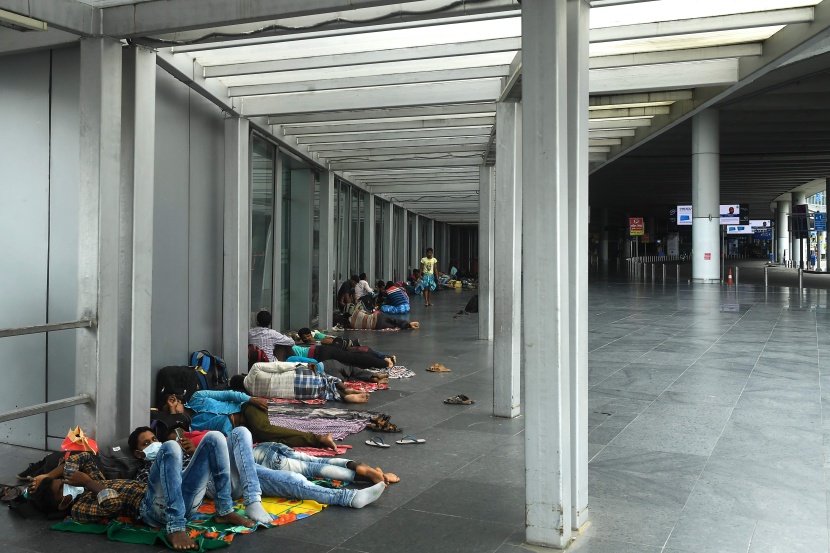 عمال يغطون في نوم عميق بعد إلغاء رحلاتهم الجوية في أحد مطارات الهند كأجراء وقائي مع استمرار ارتفاع اصابات كورونا. 