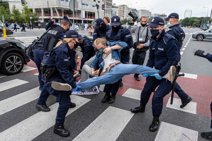 نشطاء يتظاهرون لمطالبة الأوساط السياسية باتخاذ إجراءات حاسمة لحماية المناخ في بولندا