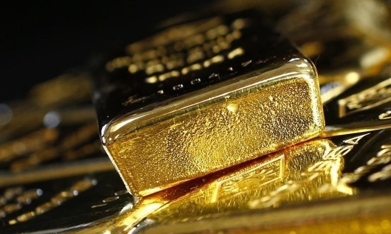 الذهب يتراجع بفعل قوة الدولار والأنظار تترقب سياسات البنوك المركزية