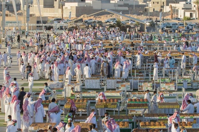 تصاعد حركة البيع والشراء في موسم عنيزة للتمور 