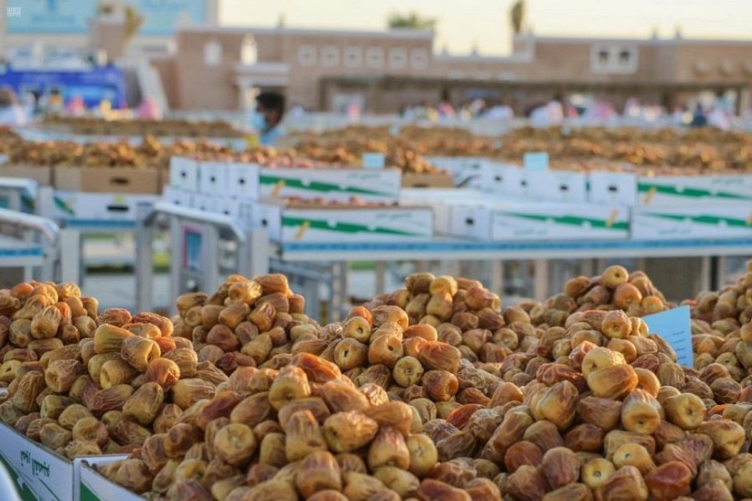 تصاعد حركة البيع والشراء في موسم عنيزة للتمور 