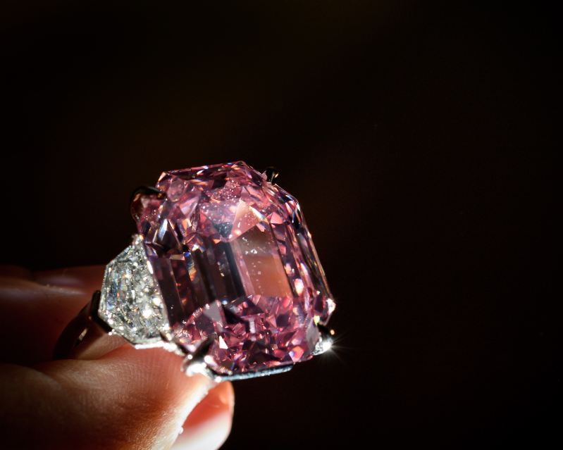 ألماسة وردية نادرة للبيع.. السعر المتوقع 38 مليون دولار