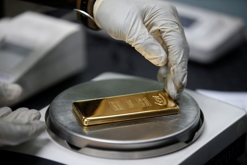 الذهب يهبط مع تعافي الدولار والمستثمرون يترقبون التحفيز الأمريكي