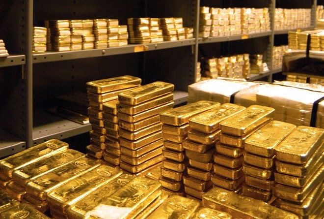 الذهب يقفز 1% بفعل تراجع الدولار والضبابية الاقتصادية 