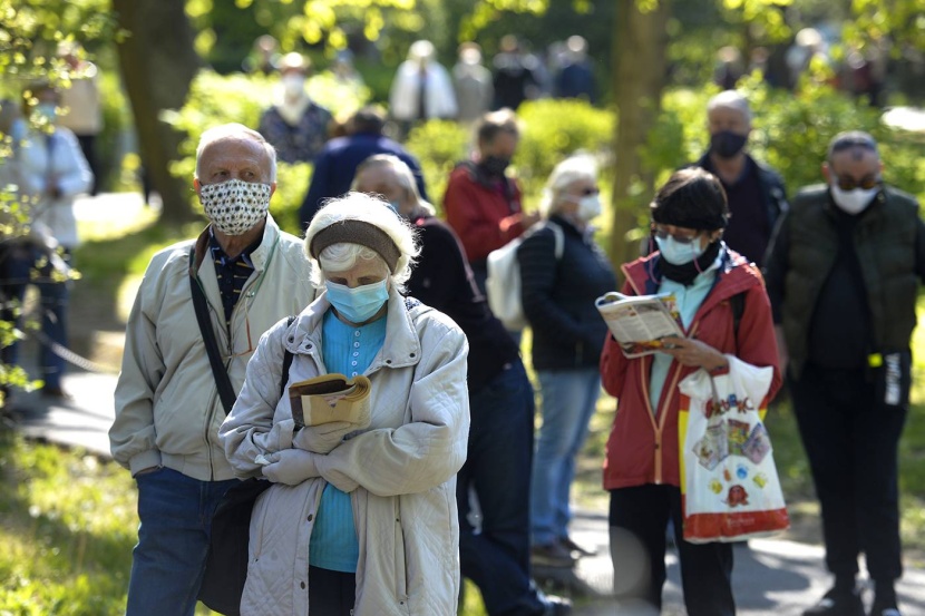 خبراء: مناعة القطيع نهج خطير ومعيب