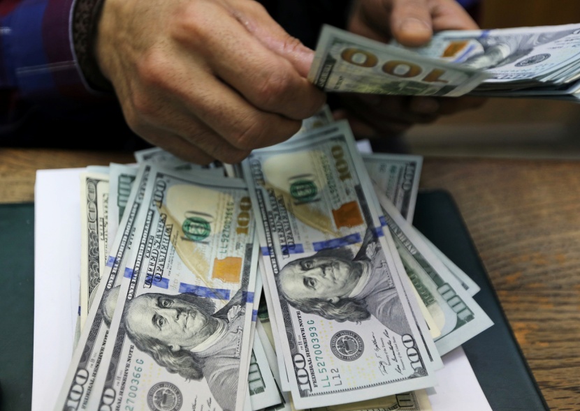 الدولار يتجه لتحقيق مكسب أسبوعي مع تعثر التعافي بفعل الجائحة