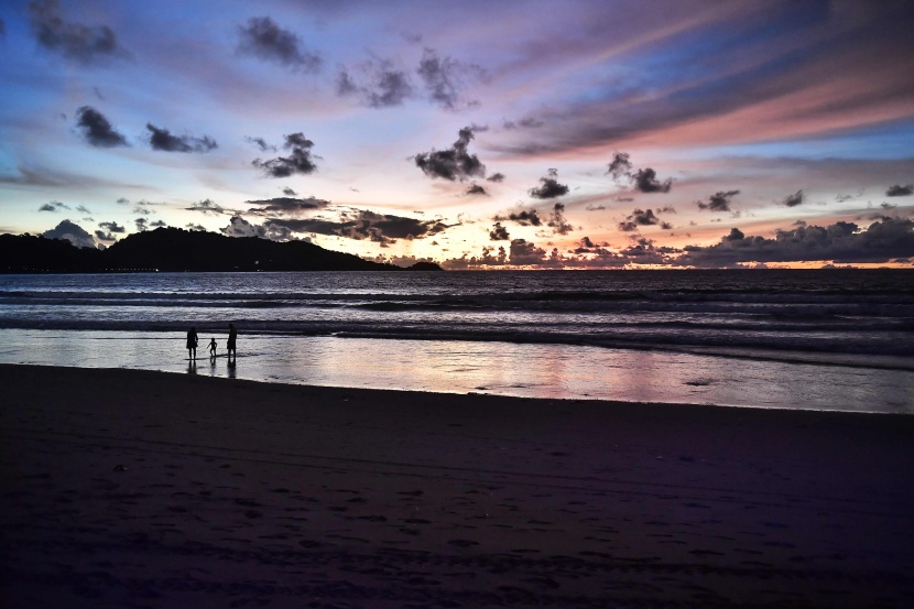   شواطئ جزيرة فوكيت التايلاندية خالية من السياح مع استمرار عدم استقبال السائحين الأجانب للحد من تفشي كورونا.
