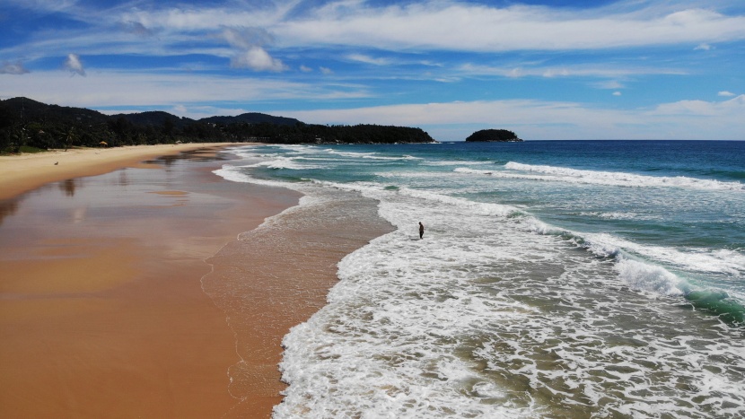   شواطئ جزيرة فوكيت التايلاندية خالية من السياح مع استمرار عدم استقبال السائحين الأجانب للحد من تفشي كورونا.