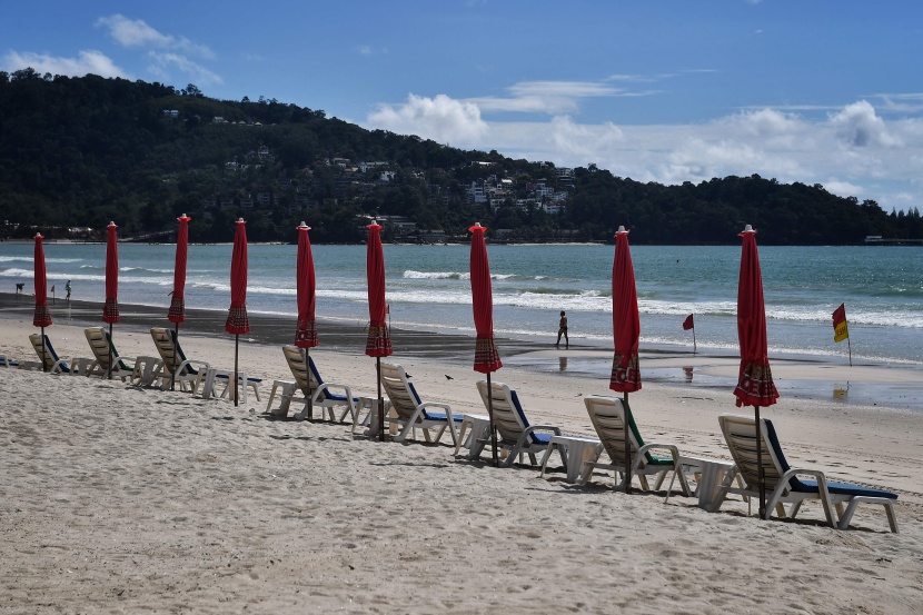   شواطئ جزيرة فوكيت التايلاندية خالية من السياح مع استمرار عدم استقبال السائحين الأجانب للحد من تفشي كورونا.