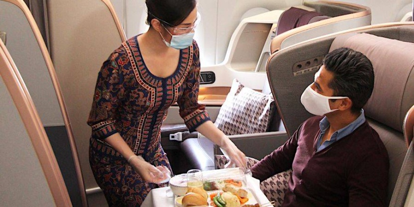 أشخاص يدفعون مئات الدولارات لتناول الطعام على متن طائرة