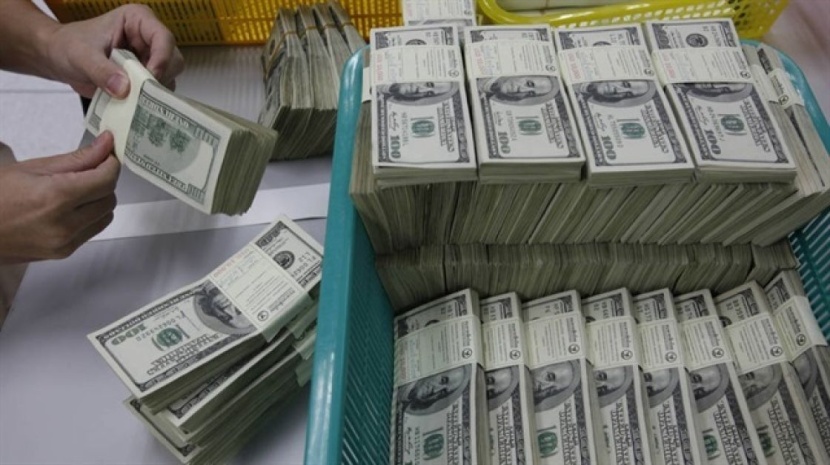 آمال التحفيز الأمريكي تهبط بالدولار لأقل مستوى في شهر واليورو يصعد