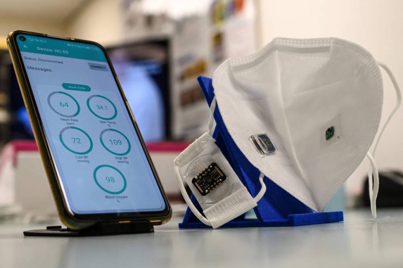 كمامات متطورة تنقي الهواء وتراقب المؤشرات الصحية