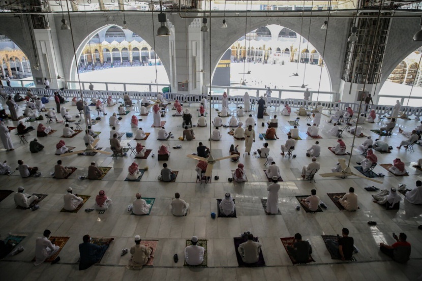 جموع المصلين في المسجد الحرام يؤدون صلاة الجمعة وسط منظومة متكاملة من الخدمات