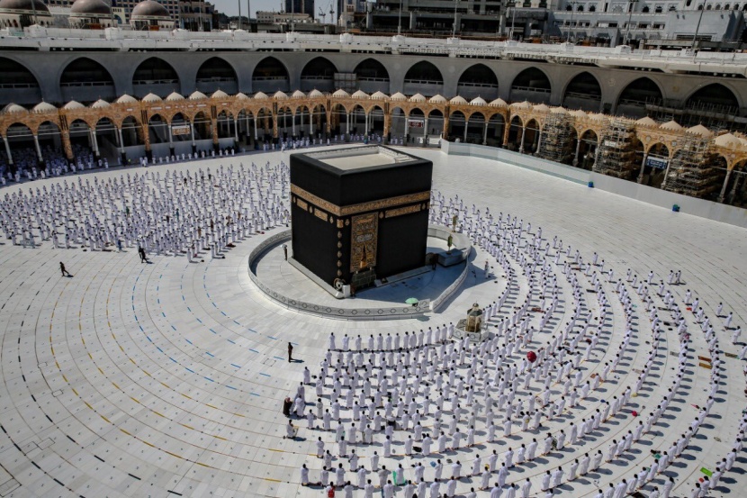 جموع المصلين في المسجد الحرام يؤدون صلاة الجمعة وسط منظومة متكاملة من الخدمات