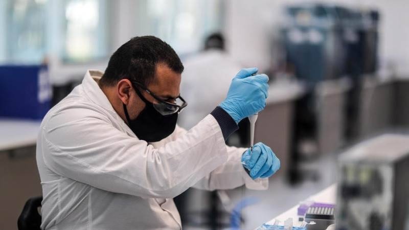 لقاح أكسفورد يحفز استجابة مناعية لدى الشبان وكبار السن