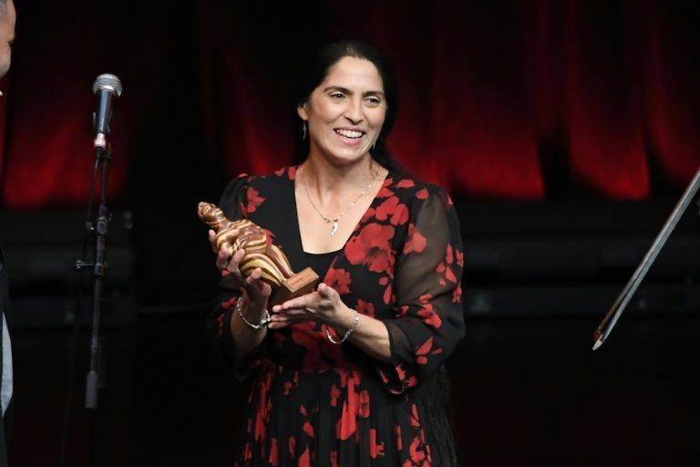 مونيكا لاكاتوس .. أول فنانة غجرية تفوز بجائزة عالمية في الموسيقى