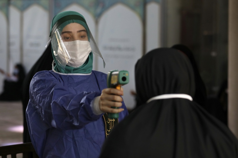 إيران تفقد السيطرة على انتشار كورونا..  إغلاق المدارس والمساجد في طهران