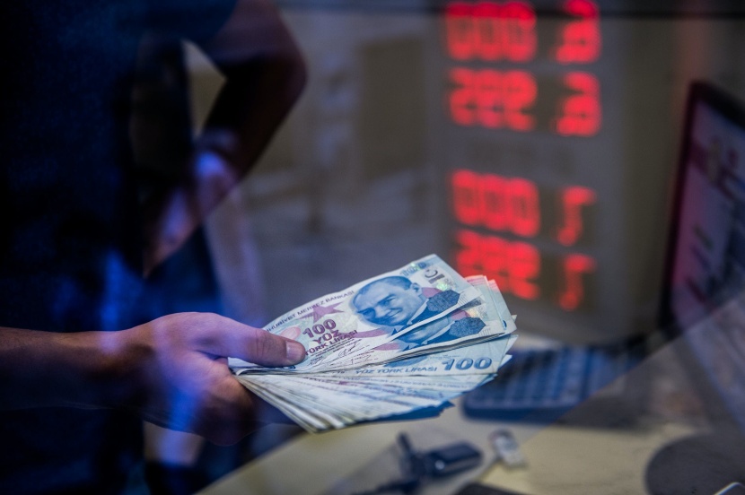 الليرة التركية تتجه لتكبد أكبر خسارة شهرية خلال عامين.. 8.37 للدولار