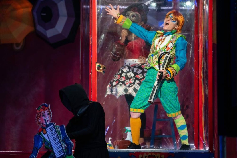 «أوبرا أتلانتا» تتحدى كورونا بالحواجز الزجاجية والأقنعة