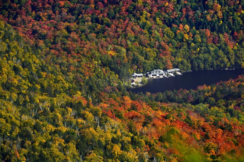 صور جوية لجبال آديرونداك في ولاية نيويورك الأمريكية . 