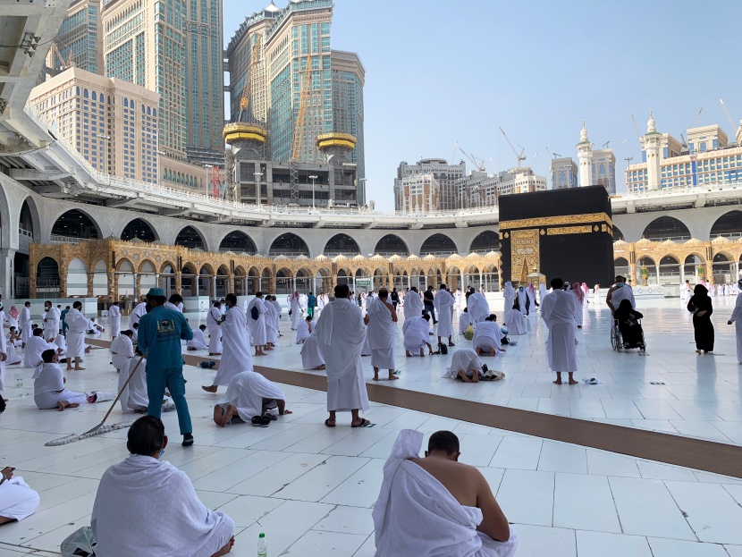  المعتمرون يطوفون حول الكعبة  وفق الإجراءات الاحترازية بعد السماح بأداء العمرة اليوم. "وكالات"