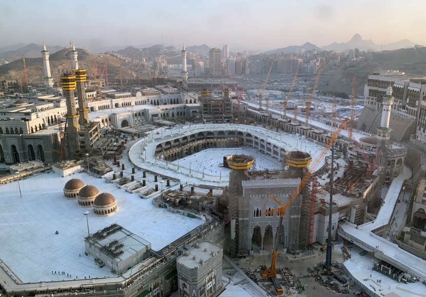  المعتمرون يطوفون حول الكعبة  وفق الإجراءات الاحترازية بعد السماح بأداء العمرة اليوم. "وكالات"