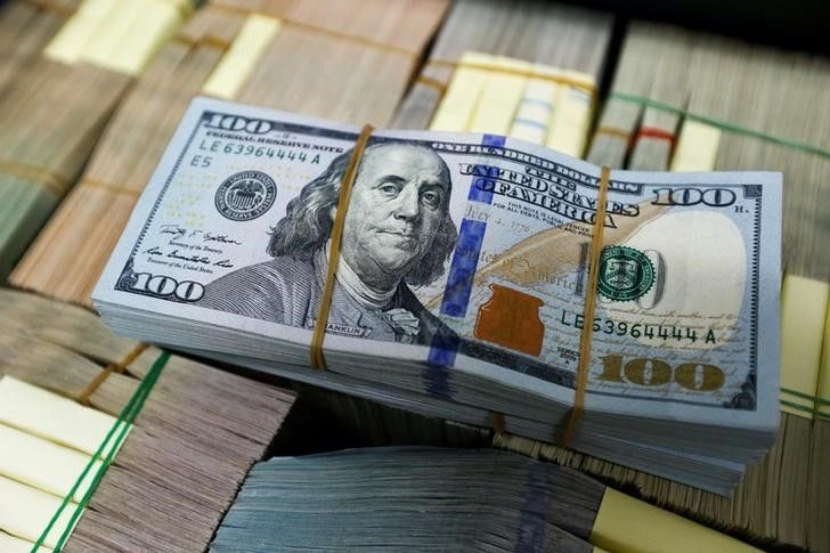 الدولار يتراجع وآمال التحفيز الأمريكي تقود لإقبال على المخاطرة